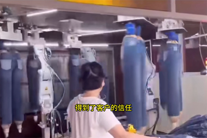 牛仔裤上喷马骝 牛仔裤上喷马骝